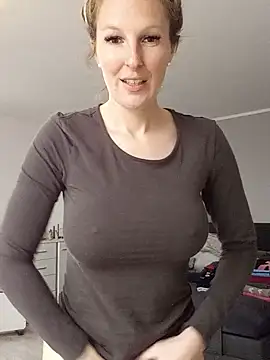 Snapshot of MaviePearl chatting on 02.02.25 MaviePearl online show from 02.02.25