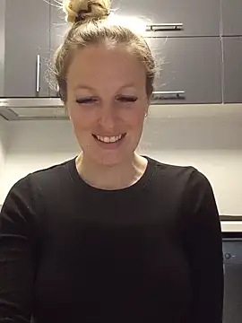 Snapshot of MaviePearl chatting on 02.03.25 MaviePearl online show from 02.03.25