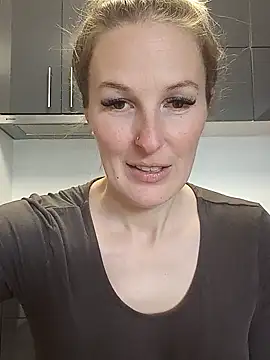 Snapshot of MaviePearl chatting on 02.27.25 MaviePearl online show from 02.27.25