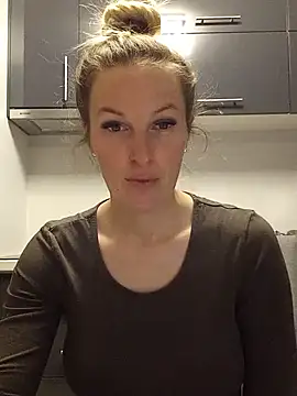 Snapshot of MaviePearl chatting on 02.28.25 MaviePearl online show from 02.28.25