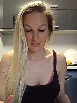 Snapshot of MaviePearl chatting on 03.19.25 MaviePearl online show from 03.19.25