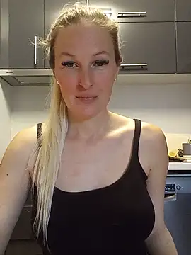 Snapshot of MaviePearl chatting on 03.21.25 MaviePearl online show from 03.21.25