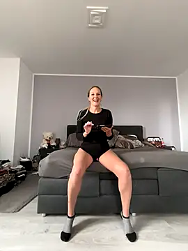 Snapshot of MaviePearl chatting on 10.04.25 MaviePearl online show from 10.04.25