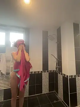 Snapshot of MaviePearl chatting on 10.16.25 MaviePearl online show from 10.16.25