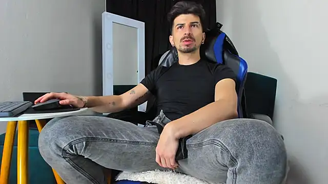 Snapshot of LiamCossio_ chatting on 01.10.25 LiamCossio  online show from 01.10.25