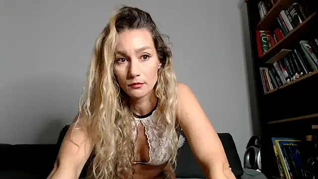 Snapshot of ChocoBelle chatting on 10.09.25 ChocoBelle online show from 10.09.25