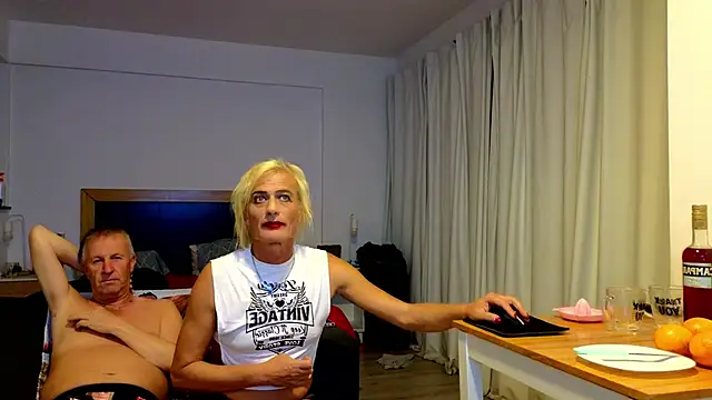 Snapshot of gigianddave chatting on 09.28.25 gigianddave online show from 09.28.25