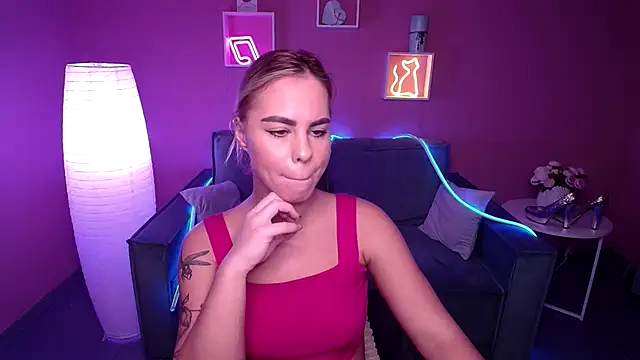 Snapshot of RikaRaily chatting on 12.03.24 RikaRaily online show from 12.03.24