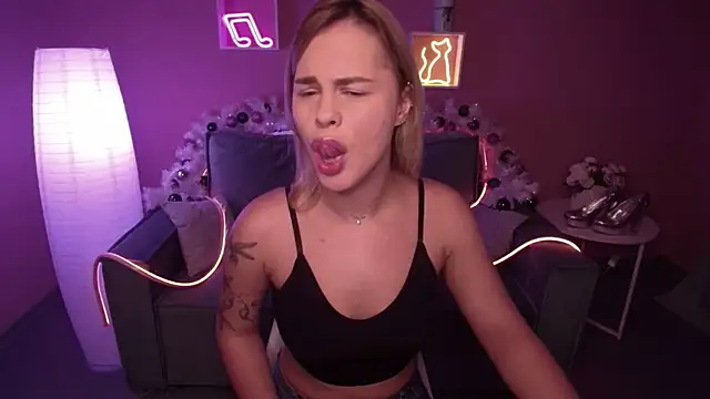 Snapshot of RikaRaily chatting on 12.21.24 RikaRaily online show from 12.21.24