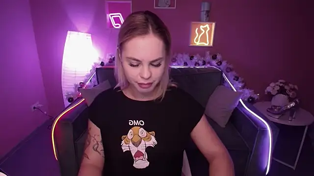 Snapshot of RikaRaily chatting on 01.07.25 RikaRaily online show from 01.07.25