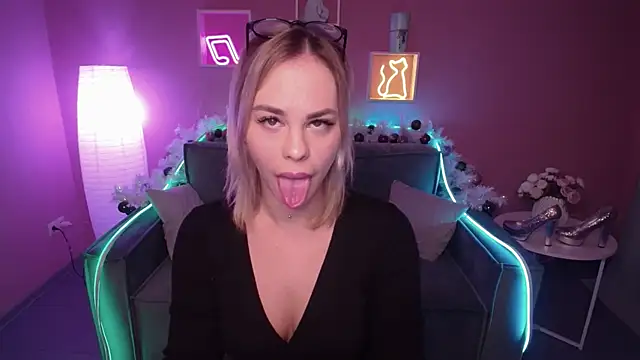 Snapshot of RikaRaily chatting on 01.11.25 RikaRaily online show from 01.11.25