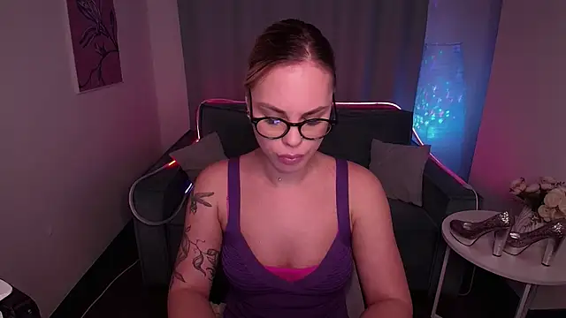 Snapshot of RikaRaily chatting on 03.19.25 RikaRaily online show from 03.19.25