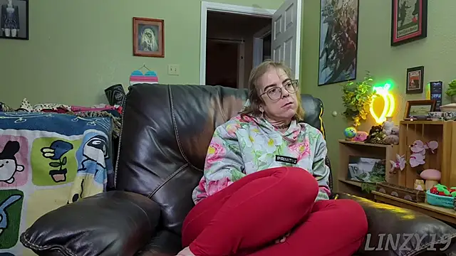 Snapshot of Linzy_19 chatting on 01.24.25 Linzy 19 online show from 01.24.25