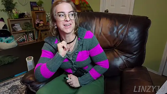 Snapshot of Linzy_19 chatting on 02.14.25 Linzy 19 online show from 02.14.25