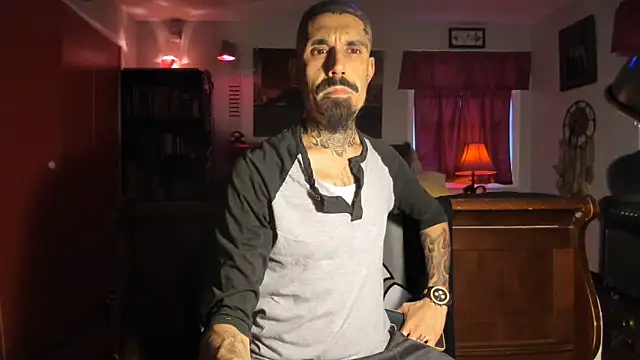 Snapshot of RoosterWabbit chatting on 01.05.25 RoosterWabbit online show from 01.05.25