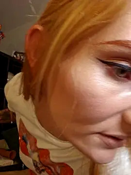 Snapshot of LessiaMia chatting on 04.22.26 LessiaMia online show from 04.22.26