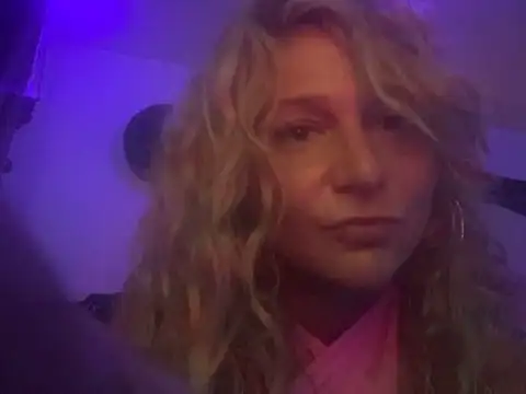 Snapshot of Discreet_Layla chatting on 06.08.26 Discreet Layla online show from 06.08.26