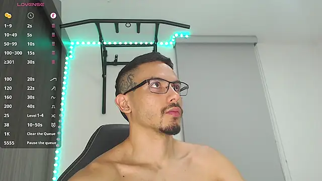 Snapshot of russthiago chatting on 12.19.24 russthiago online show from 12.19.24