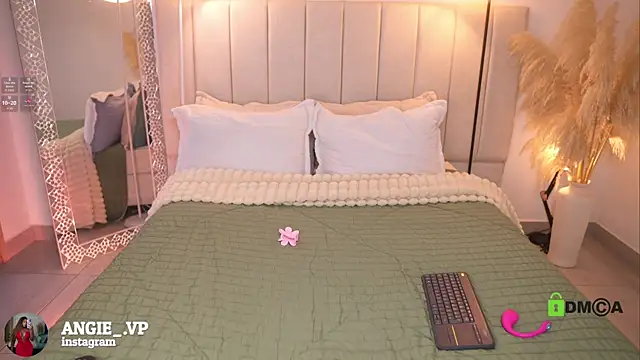 nicoletth18 online show from 04.10.26