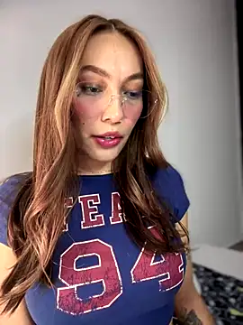 Snapshot of MichelleFerry_ chatting on 12.05.24 MichelleFerry online show from 12.05.24