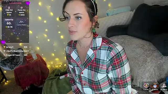 Snapshot of lovejulietxo chatting on 12.15.24 lovejulietxo online show from 12.15.24
