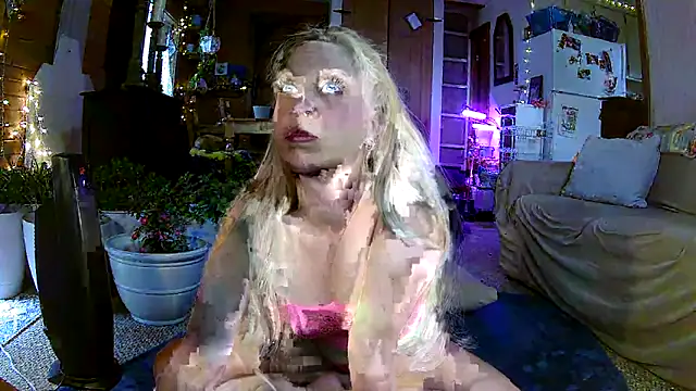 Snapshot of lyra_rose chatting on 04.27.26 lyra rose online show from 04.27.26