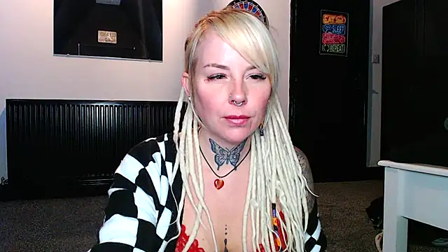 Snapshot of pixiedreadx chatting on 11.22.25 pixiedreadx online show from 11.22.25