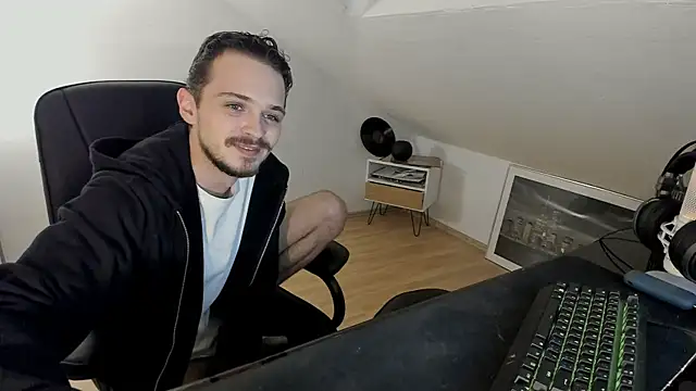 naked psy online show from 10.22.25