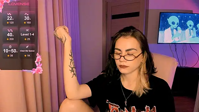 Snapshot of _selectrra chatting on 12.11.24 selectrra online show from 12.11.24