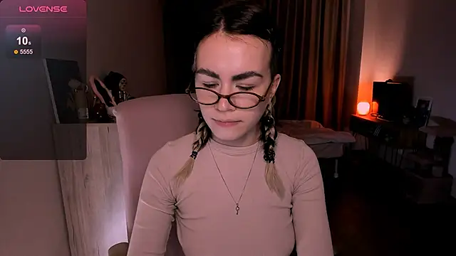 Snapshot of _selectrra chatting on 03.17.25 selectrra online show from 03.17.25