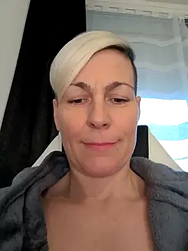 Snapshot of DarleenHot chatting on 12.17.24 DarleenHot online show from 12.17.24