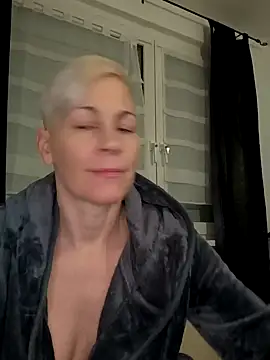 Snapshot of DarleenHot chatting on 12.20.24 DarleenHot online show from 12.20.24