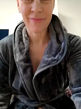 Snapshot of DarleenHot chatting on 12.22.24 DarleenHot online show from 12.22.24