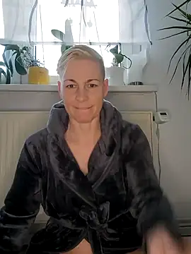 Snapshot of DarleenHot chatting on 12.30.24 DarleenHot online show from 12.30.24