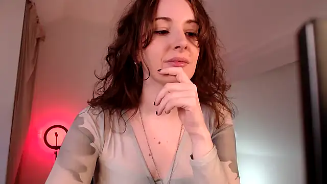 Snapshot of sophia_leurre chatting on 01.07.25 sophia leurre online show from 01.07.25