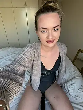 Snapshot of ElenaRebelle chatting on 05.16.26 ElenaRebelle online show from 05.16.26