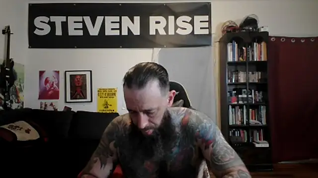Snapshot of StevenRiseNYC chatting on 04.17.26 StevenRiseNYC online show from 04.17.26