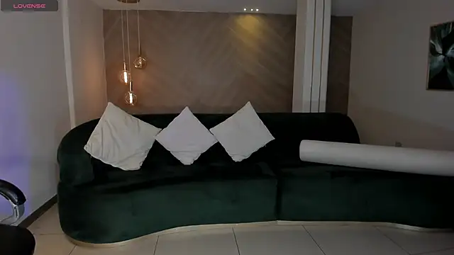 LizzHamilton   online show from 12.17.25