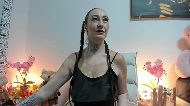 Rayanablackandwhite online show from 09.19.25