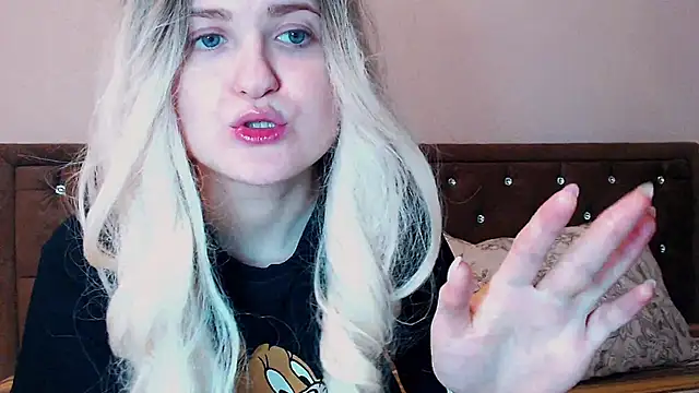 Snapshot of Sara4uu chatting on 02.08.25 Sara4uu online show from 02.08.25