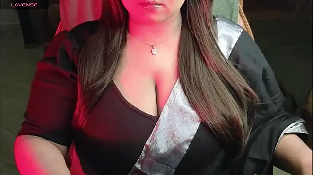 Snapshot of Juicy_Bengali_Girl chatting on 09.29.25 Juicy Bengali Girl online show from 09.29.25