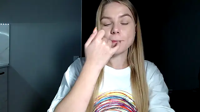 Snapshot of Sunbeam_ chatting on 10.15.25 Sunbeam online show from 10.15.25