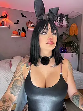 Snapshot of DaniDusan_ chatting on 10.18.25 DaniDusan  online show from 10.18.25