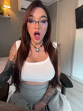 Snapshot of DaniDusan_ chatting on 06.18.26 DaniDusan online show from 06.18.26