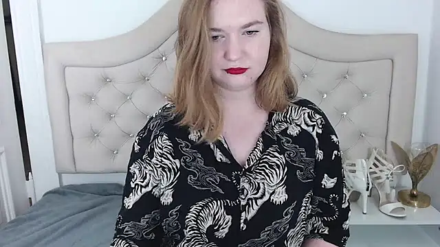 LaraDream online show from 12.28.24