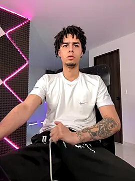 Snapshot of bigryann23 chatting on 11.18.25 bigryann23 online show from 11.18.25